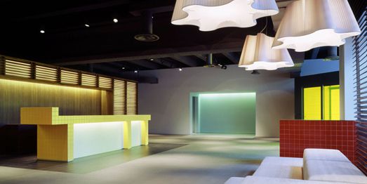 Modernes Badezimmer mit freistehender Badewanne, Doppelwaschbecken und Fliesen der Serie IN STONE von Ragno.